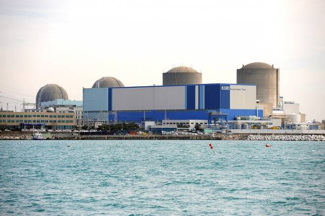 부산 기장군 고리 원자력발전소 전경. 왼쪽에서 세 번째가 3호기다. 위키피디어 제공