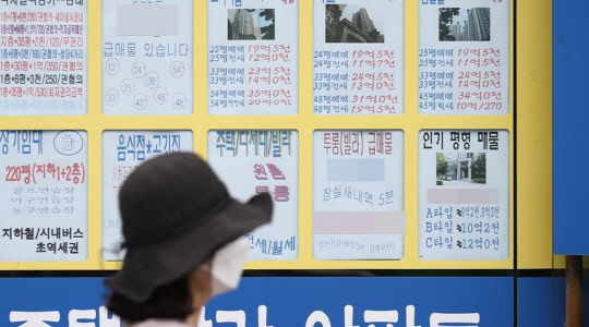 서울 송파구의 한 공인중개사에 붙은 매매 및 전세가격표 모습. <연합뉴스>