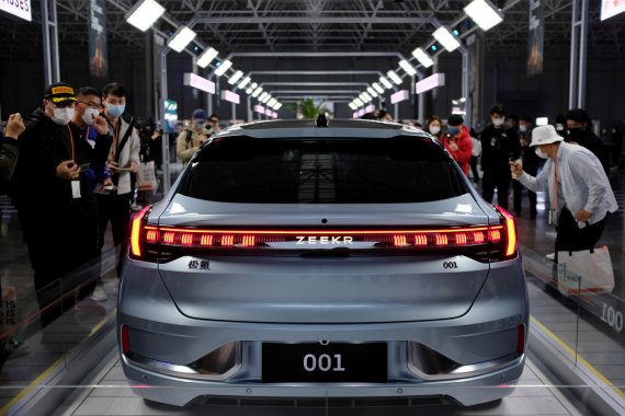 지난 4월 15일 중국 저장성 닝보의 지리자동차 공장에서 공개된 고급 전기차 브랜드 '지커'의 '001' 모델.로이터뉴스1