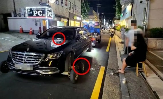 피견인 차량 앞유리 와이퍼에 껴있던 부정주차 스티커를 구경하던 여성이 보조바퀴에 발이 끼었다. /사진=유튜브 '한문철TV' 영상 갈무리