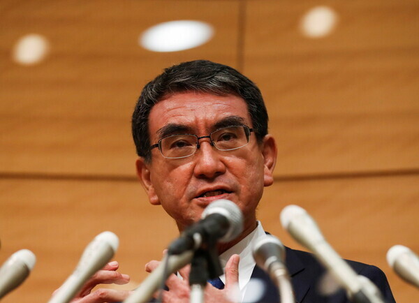 고노 다로 일본 행정개혁상이 지난 10일 자민당 총재 선거 입후보를 공선 선언하는 기자 회견을 하고 있다. 로이터 연합뉴스