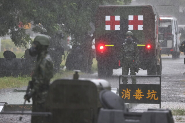 최대 연례 합동군사훈련인 한광훈련이 시작된 13일 대만군 장병들이 남부 타이난에서 생화학전 대비 훈련을 하고 있다. 타이난/로이터 연합뉴스