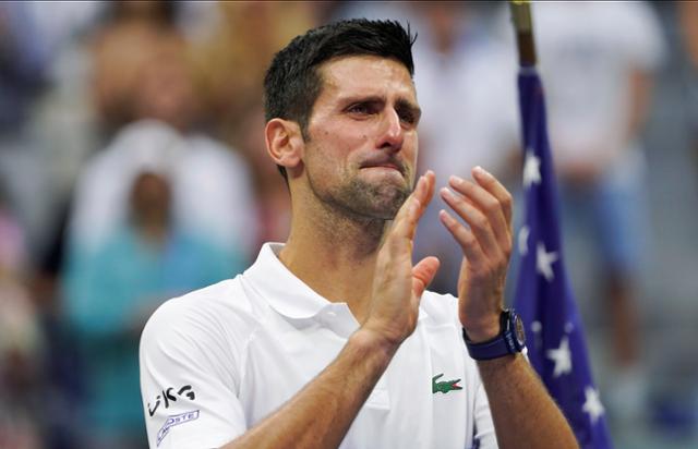 노박 조코비치가 13일 미국 뉴욕의 빌리진 킹 내셔널 테니스 센터에서 열린 US오픈 테니스 대회 남자 단식 결승에서 다닐 메드베데프에게 패한 뒤 관중들을 바라보며 눈물을 글썽이고 있다. 뉴욕=AP 연합뉴스