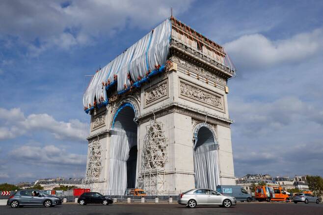2020년 타계한 불가리아 태생 예술가 크리스토의 구상대로 12일 파리에서 '개선문 둘러싸기' 프로젝트가 진행되고 있다. AFP=연합뉴스