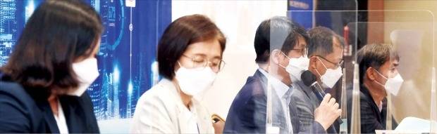 지난 8일 서울 강남 코엑스에서 열린 ‘스마트그린산단 컨퍼런스’에서 조지혜 한국환경연구원 자원순환연구실장(왼쪽부터), 정은미 산업연구원 성장동력산업연구본부장, 이원호 성신여대 교수, 조병걸 경기반월시화스마트그린산단 사업단장, 민수홍 프론텍 대표 등이 토론하고 있다. /신경훈 기자