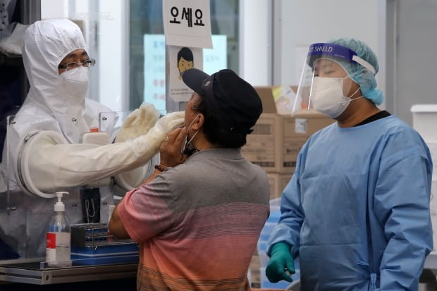서울 송파구보건소에 마련된 선별진료소에서 한 시민들이 신종 코로나바이러스 감염증(코로나19) 검사를 받고 있다. /사진=뉴스1