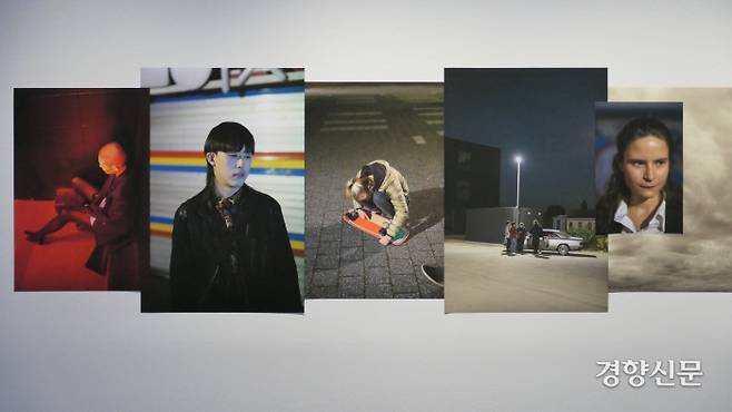 토비아스 칠로니는 ‘추락’ 연작에서 코로나19 이후 봉쇄·단절·고립의 공간에 놓인 한국, 일본, 독일, 몰타 청년과 풍경을 선보였다. 김종목 기자