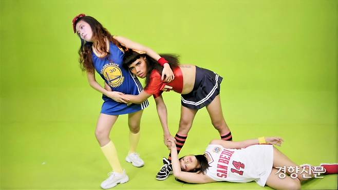 아이사 혹슨의 ‘슈퍼우먼: 돌봄의 제국’은 한국 케이팝의 의상·안무를 차용해 의료서비스업 종사자들의 처우 문제를 환기한다. 김종목 기자