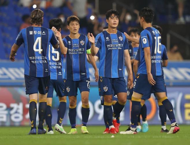 프로축구 울산 선수들이 지난달 29일 울산문수구장에서 인천 유나이티드에 3-2로 승리한 뒤 기뻐하고 있다. 프로축구연맹 제공
