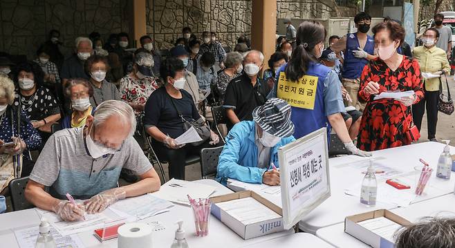 Senior citizens gathered to apply for COVID-19 pandemic relief funds at a community service center in Dongjak-gu, Seoul on Monday. (Yonhap)