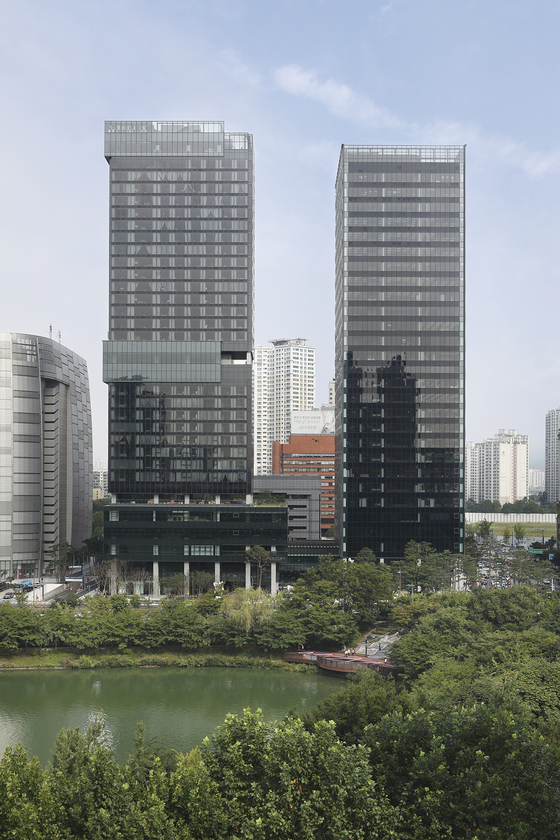 KT will start moving some core departments to the company’s recently-constructed building in Songpa District, southern Seoul, the company said on Monday. At right is the office section of the new building where KT will be located, and at left is the hotel building where French hotel franchise Sofitel will open later this month. [KT]