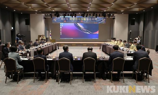 충남도, 코로나19 위기 극복 제2차 비상경제상황 점검 회의 모습.