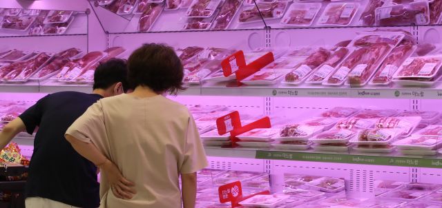 지난달 3일 서울 시내 한 대형마트에서 소비자들이 돼지고기를 고르고 있다. 뉴시스