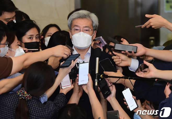 (서울=뉴스1) 송원영 기자 = 고승범 금융위원장이 10일 서울 중구 은행연합회에서 열린 금융위원장-금융지주회장 간담회를 마친 뒤 취재진의 질문에 답하고 있다. 2021.9.10/뉴스1