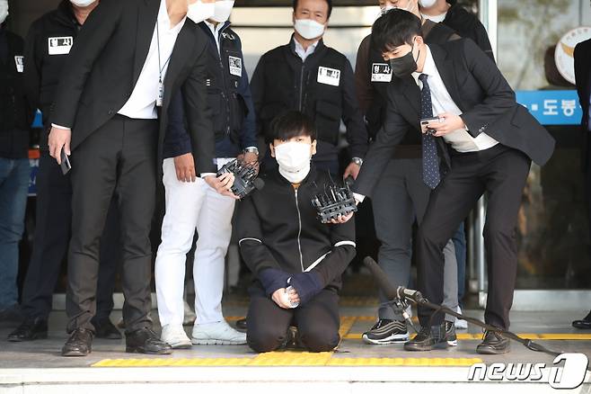 '노원구 세 모녀'를 살해한 혐의로 기소된 김태현(25)은 지난 4월 9일 검찰로 송치되며 피해자 유족을 향해 무릎을 꿇었다./사진=뉴스1