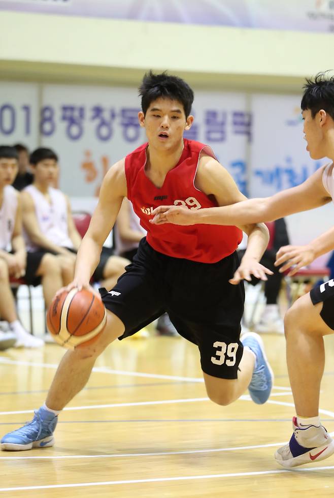 2017 KBL 엘리트 유스캠프 고등부 연습경기에 나선 하윤기가 과감한 드리블로 공격을 펼치고 있다. KBL 제공
