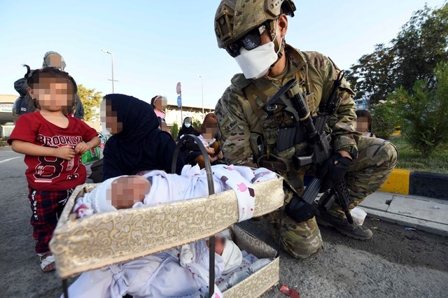 - 공군 최정예 특수부대 요원인 공정통제사(CCT : Combat Control Team)가 아프가니스탄 카불공항에서 한국으로 이송될 아프간인 현지 조력자의 어린 자녀들을 수송기 탑승 전에 보살피고 있다. 공군 제공