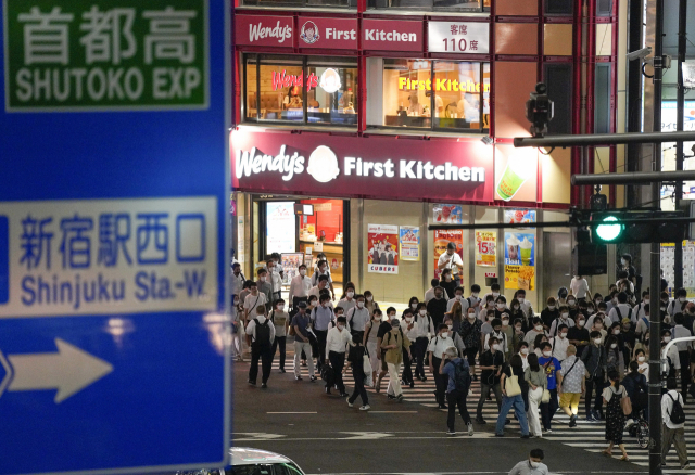 지난달 25일 일본 도쿄에서 사람들이 마스크를 쓴 채 퇴근하고 있다./EPA연합뉴스