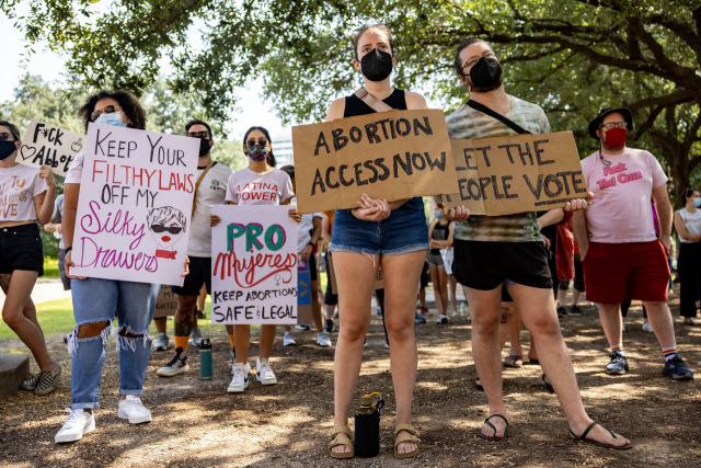 낙태 권리 운동가들이 11일(현지시간) 텍사스 오스틴의 텍사스 주 의사당에서 집회를 열고 있다./AFP연합뉴스