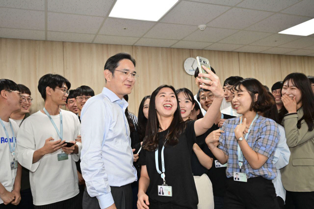이재용(왼쪽 세번째) 삼성전자 부회장이 2019년 8월 20일 광주광역시 ‘삼성 청년 소프트웨어 아카데미(SSAFY)’를 찾아 교육생들과 사진을 찍고 있다./사진제공=삼성전자