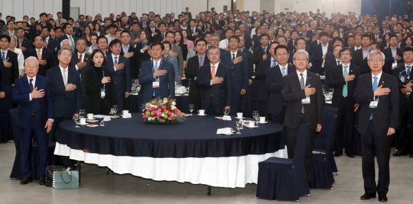제17차 세계한상대회 개회식

문재인 대통령이 인천 송도컨벤시아에서 열린 ‘제17차 세계한상대회 개회식’에 참석해 국민의례를 하고 있다.
