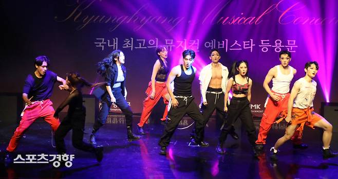 대상을 차지한 이시은 외 8명이 지난 12일 2021 경향뮤지컬 콩쿠르 본선이 열린 서울 중구 경향아트힐에서 ‘Cell Block tango’을 열창하고 있다. 2021.09.12 정지윤 선임기자