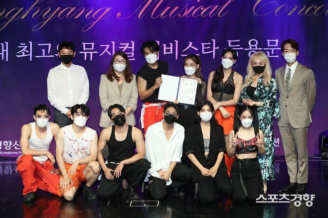 지난 12일 서울 중구 경향아트힐에서 2021 경향뮤지컬 콩쿠르 본선과 시상식이 열렸다. 본선 경연에서는 뮤지컬 <시카고>의 ‘셀 블럭 탱고’를 열연한 이시은 외 8인이 대상을 차지했다. 이날 본선 경연을 마친 뒤 열린 시상식에서 대상을 차지한 9명이 심사위원들과 함께 기념 사진을 찍고 있다. 2021.09.12 정지윤 선임기자