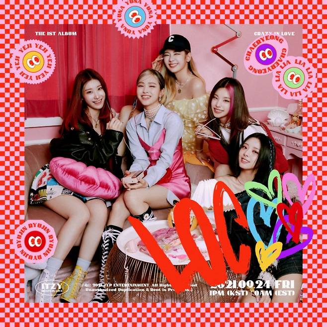 Group ITZY (ITZY) announced a high-quality new book through Photobook Freeview of Regular 1st album Crazy in Love (CRAZY IN LOVE).JYP Entertainment, a subsidiary company, posted a photo book Freeview of ITZY debuts first regular album Crazy in Love on the official SNS channel at 0:00 on the 13th.Previously, Shinbo Freeview and comeback scheduler were released to announce the existence of photobooks. In this photobook Freeview, we showed the use of sensual colors and sophisticated visuals of members and raised expectations for real albums.Yeezy, Leah, Ryu Jin, Chae Ryeong and Yuna have drawn attention with their cheerful energy, such as a surprise party of five-color high-tinted characters.It was a colorful cake made together with a splashing tin crush charm, and the harmony of bright smile and kitsch effect showed the essence of the high mood and showed the aspect of Z generation representative girl group.ITZY has prepared a variety of contents such as concept image, photo book, comeback show, and song SWIPE music video for fans who waited for the release of their first Regular album.In particular, Shinbo Crazy in Love is raising the thrilling index of domestic and foreign trust (MIDZY, fandom name) by foreseeing the largest composition of ITZY records.The title song Loco (LOCO) expressed the feelings of love that could not be separated with ITZYs own energy.They are the third to respond and expect the second half of 2021 to appear after proving the strongest combination with the war of the hit composition team stars, the debut song Dala in 2019 and Wannabe in 2020.In addition, Regular 1 album contains the English version of Loco to enhance the satisfaction of global fans.ITZY, which is leading the trend of the K-pop 4th generation girl group, will release a new album Crazy in Love and the title song Loco at 1 pm (Eastern Time 0 pm) on the 24th.An hour before the release, at noon on the 24th, Naver Now will hold a comeback show at #OUTNOW and meet with Worldwide viewers.