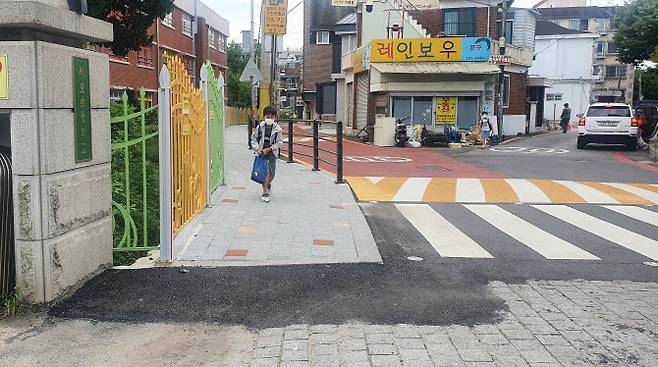 새롭게 조성한 통학로를 통해 등교하는 학생.(사진=서호초등학교 제공)