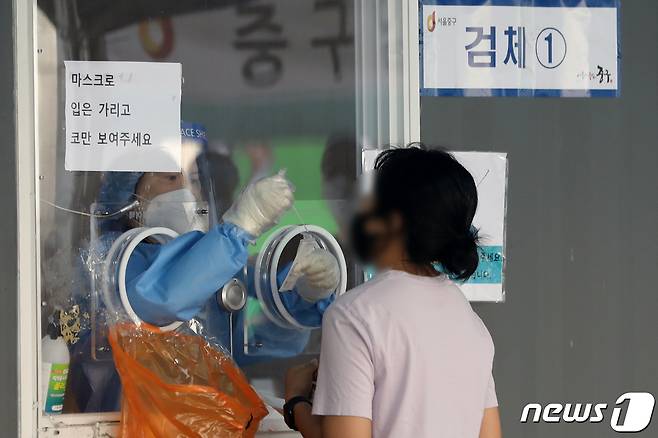 14일 오전 서울 중구 서울역 광장에 마련된 신종 코로나바이러스 감염증(코로나19) 선별검사소를 찾은 시민들이 검사를 받고 있다. 2021.9.14/뉴스1 © News1 이승배 기자