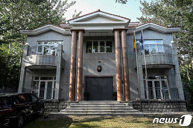 중국 주재 리투아니아 대사관. 중국 당국은 리투아니아의 대만 대표처 개설에 따라 대사관 철수를 명령했다. © AFP=뉴스1 © News1 최서윤 기자