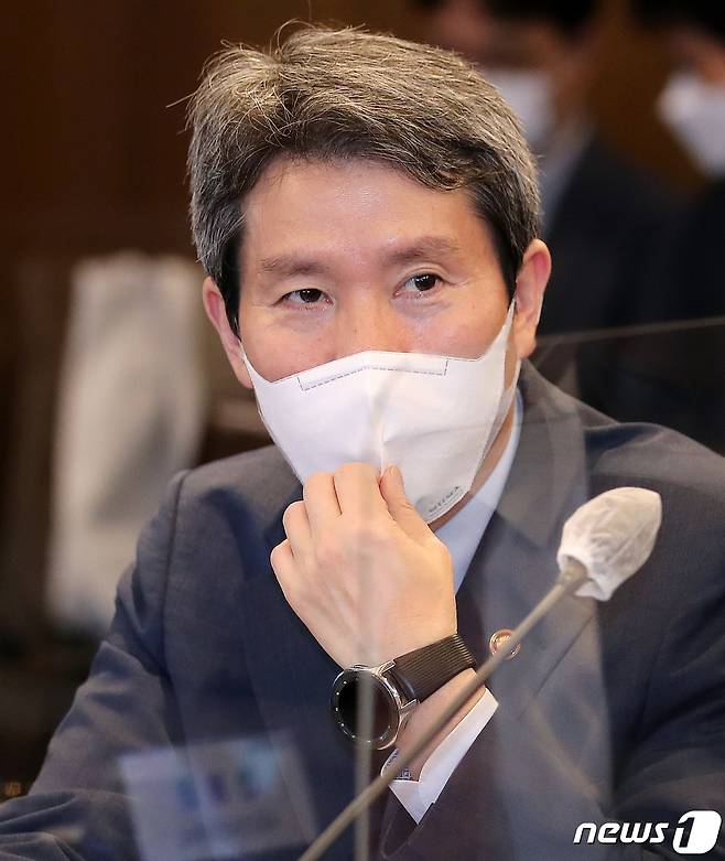 이인영 통일부 장관이 8일 오후 서울 중구 프레스센터에서 열린 한반도 탄소중립을 위한 남북협력방안 심포지움에서 마스크를 만지고 있다. 2021.9.8/뉴스1 © News1 김진환 기자