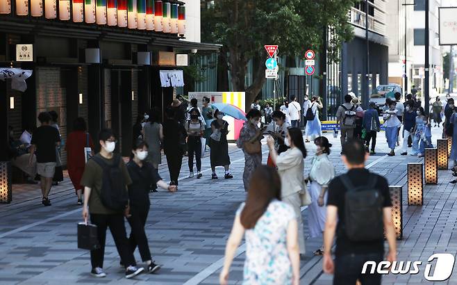 7월 18일 오후 일본 도쿄 니혼바시의 한 거리에서 시민들이 발걸음을 옮기고 있다. 2021.7.18/뉴스1 © News1 이재명 기자