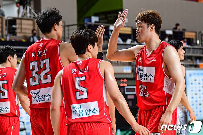 고양 오리온의 토종 트윈타워 이승현(오른쪽)과 이종현(KBL 제공) © 뉴스1