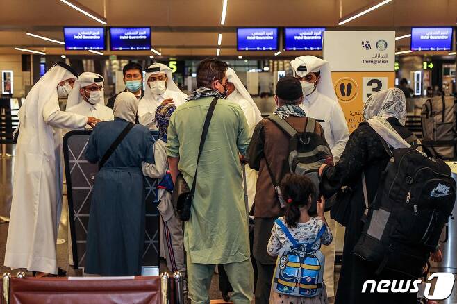 9일(현지시각) 아프가니스탄에서 미군이 철수한 이후 처음으로 카타르 도하 하마드 국제공항에 아프간 대피 승객들이 도착을 하고 있다. © AFP=뉴스1 © News1 우동명 기자