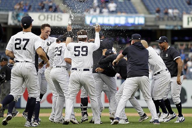 연장 10회 역전승 이후 기뻐하고 있는 뉴욕 양키스 선수들. AP연합뉴스