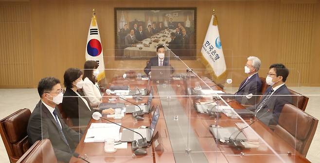 이주열 한국은행 총재가 26일 오전 서울 중구 한국은행에서 금융통화위원회 본회의를 주재하고 있다.