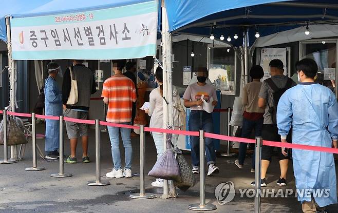 14일 서울역 광장에 설치된 임시 선별검사소에서 시민들이 코로나19 검사를 받기 위해 줄을 서고 있다. /연합뉴스