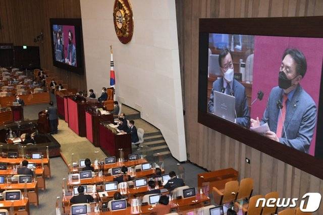 14일 국회 본회의장에서 열린 제391회 정기회 외교·통일·안보 분야 대정부 질문에서 김석기 국민의힘 의원이 김부겸 총리를 상대로 질의하고 있다. 2021.9.14/뉴스1 © News1