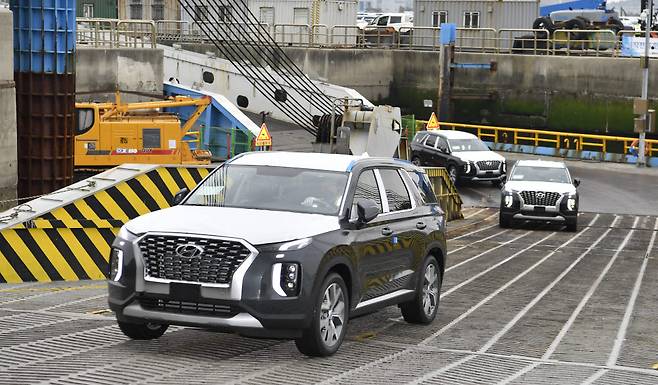 평택항에서 선적 중인 현대차 팰리세이드.