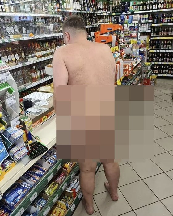 나체로 슈퍼마켓에서 쇼핑하는 등의 행위를 하다 경찰에 체포된 폴란드 검사
