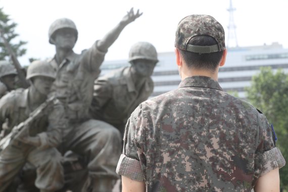 6.25전쟁 71주년을 하루 앞둔 지난 6월24일 서울 용산구 전쟁기념관에서 현역 장병이 6.25 참전 용사 동상을 바라보고 있다. 사진=뉴스1