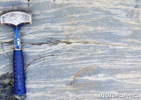 탐라계곡 상류의 먹돌 기원지에 분포하는 암석 전경. [제주도 세계유산본부 제공]
