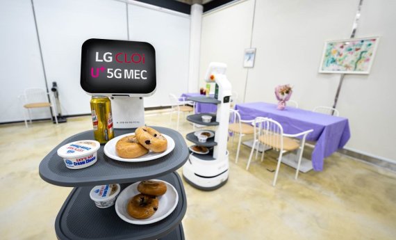 LG유플러스의 AWS 클라우드 기반 5G 코어망 일체형 MEC가 탑재된 자율 주행 엔진을 통해 LG전자 배송로봇들이 음료를 서빙하고 있다. LG유플러스 제공