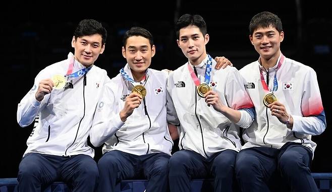 2020 도쿄올림픽 펜싱 남자 사브르 단체전에서 금메달을 딴 구본길(왼쪽부터), 김정환, 김준호, 오상욱이 지난 7월28일 일본 지바 마쿠하리 메세에서 열린 시상식에서 금메달을 들어 보이고 있다. 지바/올림픽사진공동취재단