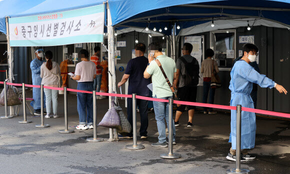 14일 오전 서울역광장에서 설치된 중구임시선별검사소에서 시민들이 코로나19 검사를 받기 위해 대기하고 있다. 연합뉴스