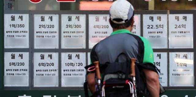 서울의 한 공인중개업소에 월세 매물 전단이 붙어 있다. 뉴스1