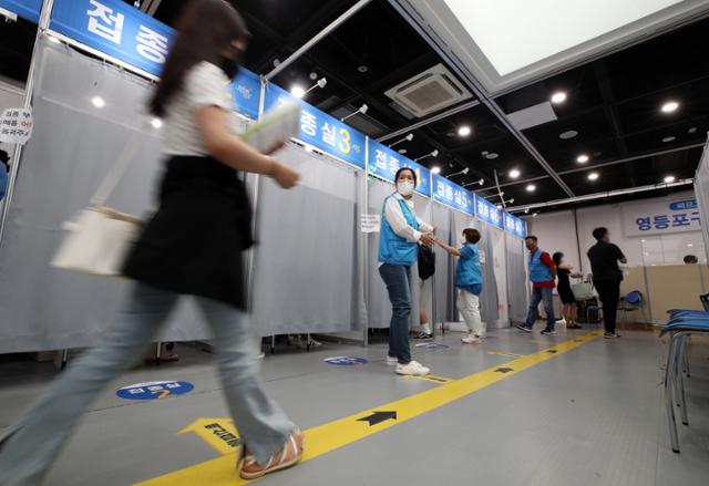 14일 오후 서울 영등포구 신종 코로나바이러스 감염증 예방접종센터에서 시민들이 접종을 받기 위해 이동하고 있다. 뉴시스