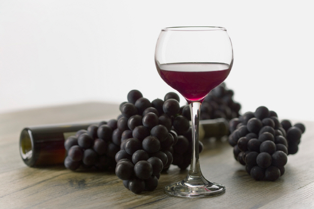 와인이 심혈관에 좋은 이유가 오직 ‘포도’ 때문인 것으로 밝혀졌다./사진=클립아트코리아