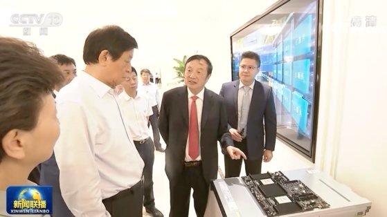 지난 7월 16일 런정페이(오른쪽 두번째) 화웨이 회장이 구이저우 화웨이 클라우드센터에서 리잔수(왼쪽) 전인대 위원장을 영접하고 있다. [CC-TV 캡처]